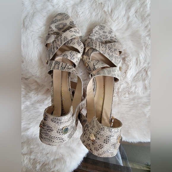 Guess by Marciano shoes - Picture 2 of 5